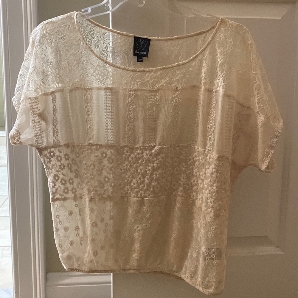 EUC Ella Moss top. Sheer so you would need a cami underneath. Feminine & pretty.